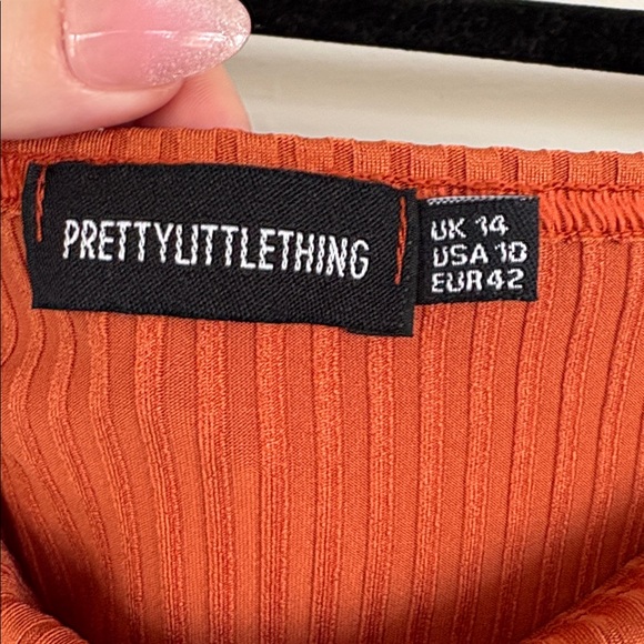 PrettyLittleThing Rust Ribbed Tie-Front Crop Top - Picture 2 of 2